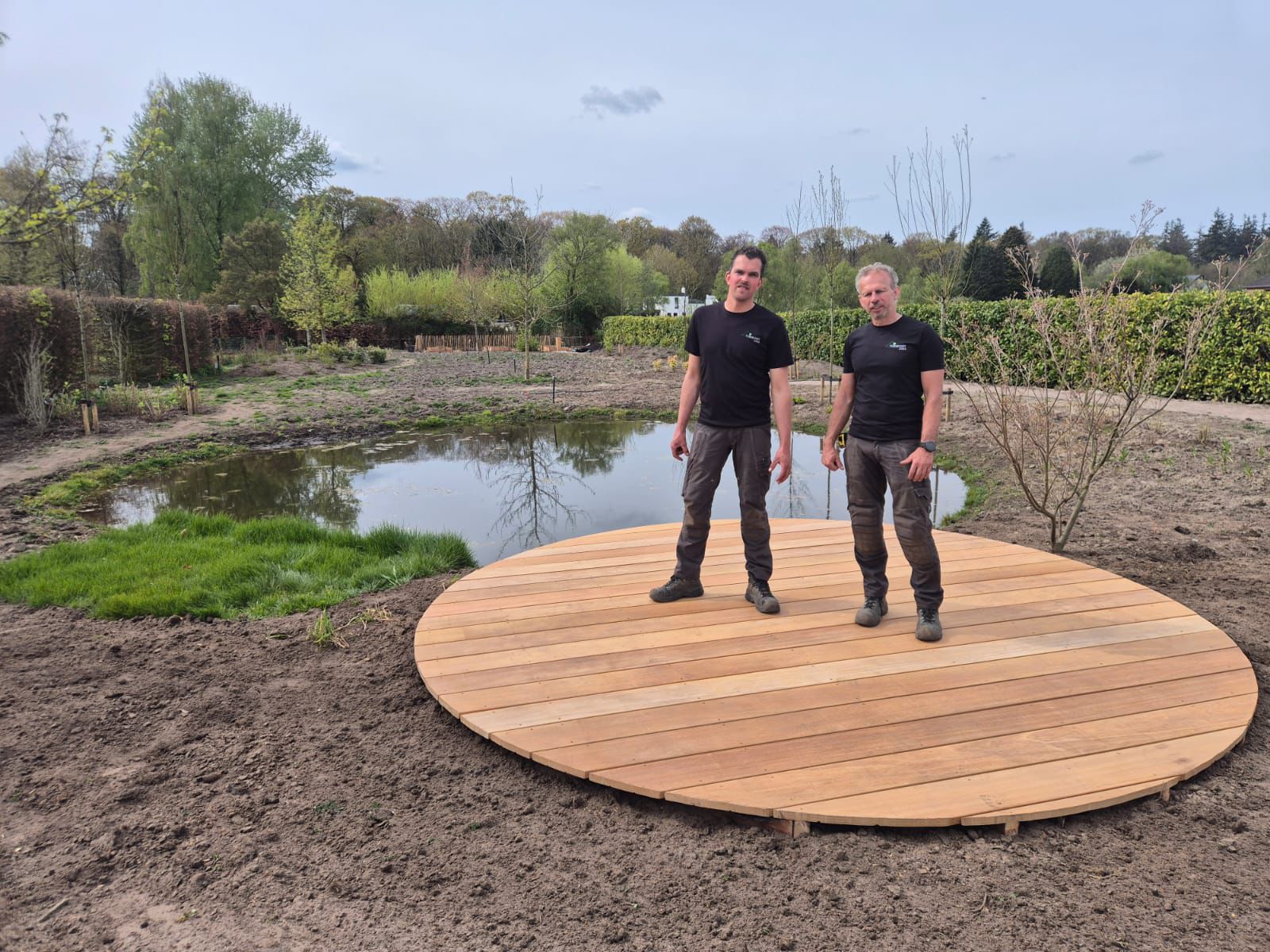Marc en Gerard samen in de tuin